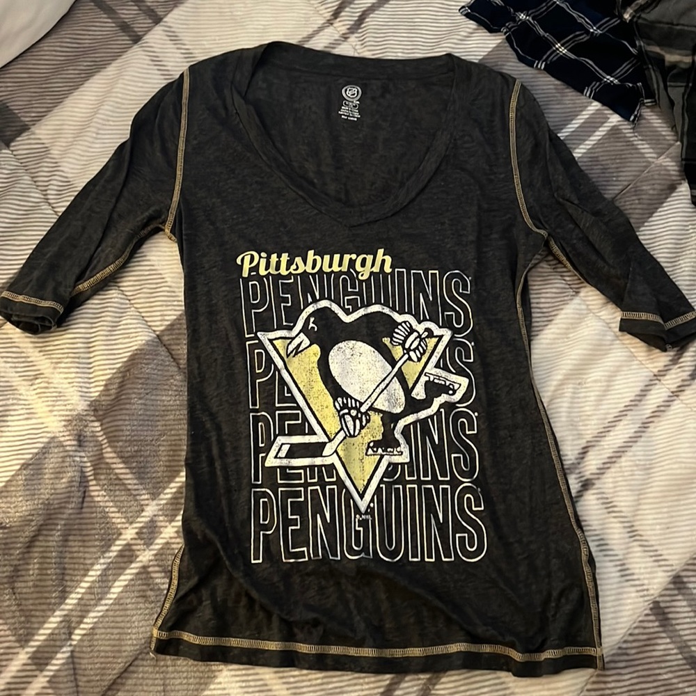Fitted Women’s Pittsburgh Penguins Shirt